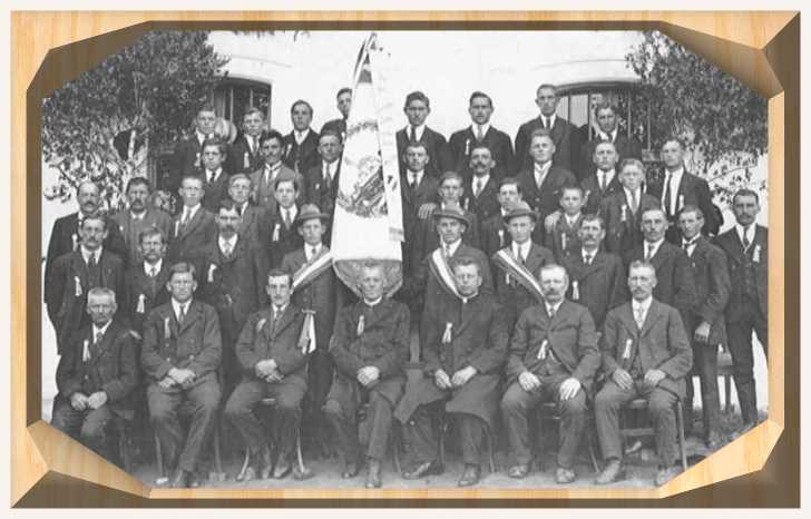 Der Burschenverein von Bergkirchen anläßlich der Fahnenweihe im Jahre 1923