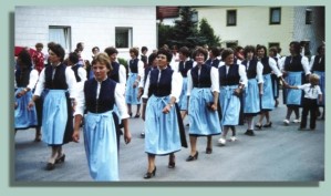 Die Frauen der<BR>
 Bergkirchner Schützen.